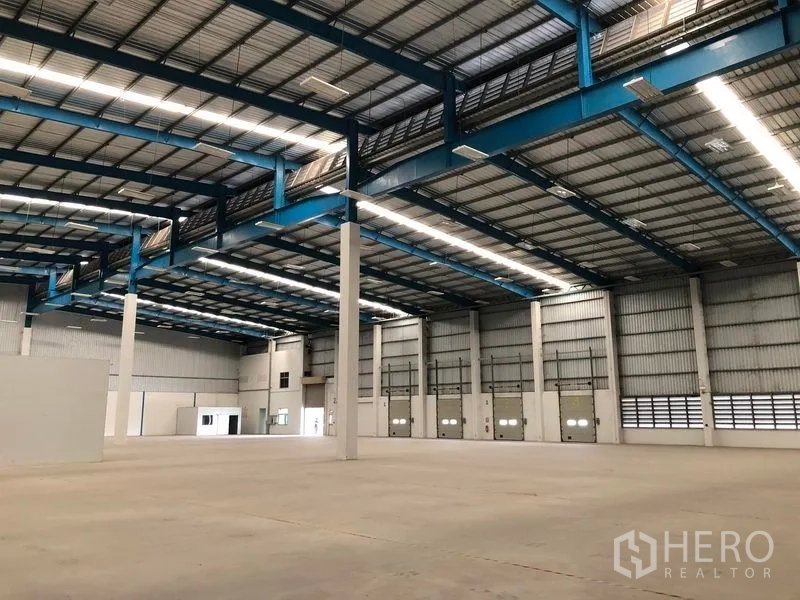 货栈 出租在Bang Phli, Samut Prakan - 仓库内设卷闸门出入口与夹层办公室