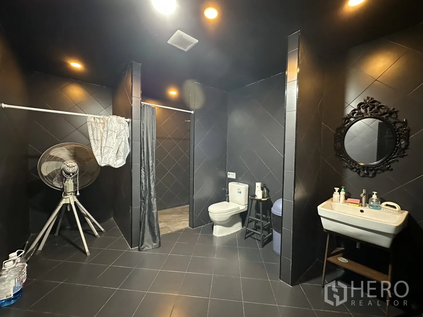โกดัง for rent in Phra Khanong, Bangkok - ห้องน้ำพร้อมโถสุขภัณฑ์ อ่างล้างมือ และส่วนอาบน้ำ