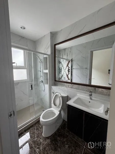 Detached House for rent - Modern bathroom with glass shower, large mirror and vanity