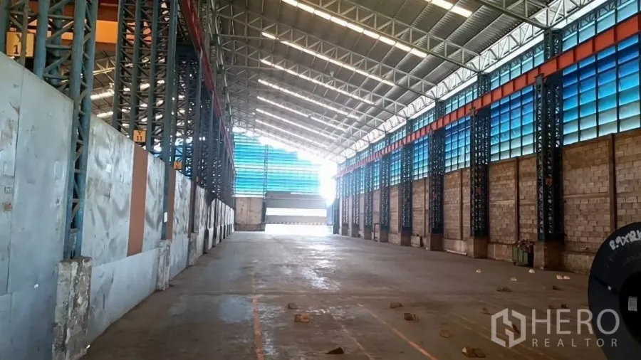 คลังสินค้า ให้เช่าในMueang Samut Sakhon, Samut Sakhon - ภายในโกดังพื้นที่กว้าง หลังคาโครงเหล็กสูง ผนังแผ่นโปร่งแสง พร้อมประตูโหลดสินค้าขนาดใหญ่และพื้นคอนกรีต