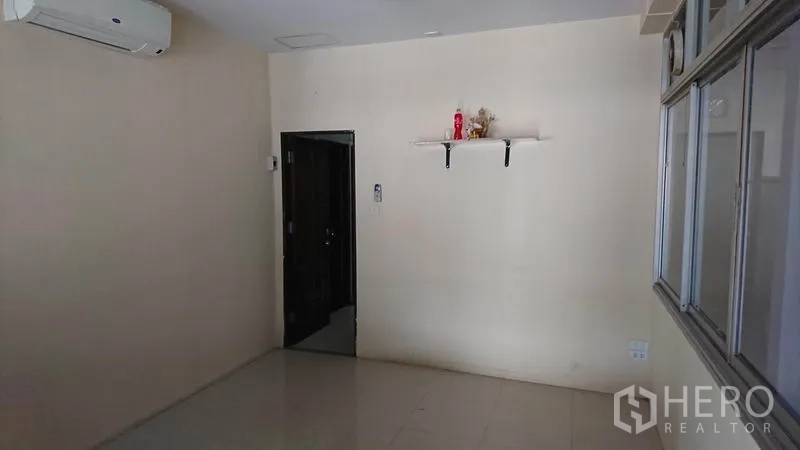 货栈 出租在Lak Si, Bangkok - 小型空调办公室，瓷砖地面并带壁架。