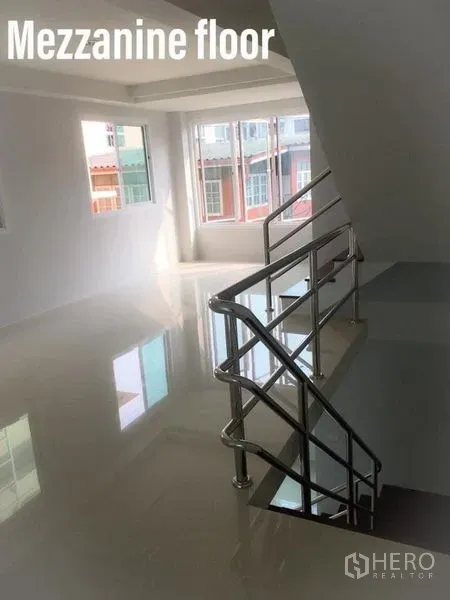 สำนักงานที่บ้าน ให้เช่าในMin Buri, Bangkok - ชั้นลอยสว่างพร้อมราวบันไดสแตนเลสและหน้าต่างมุม