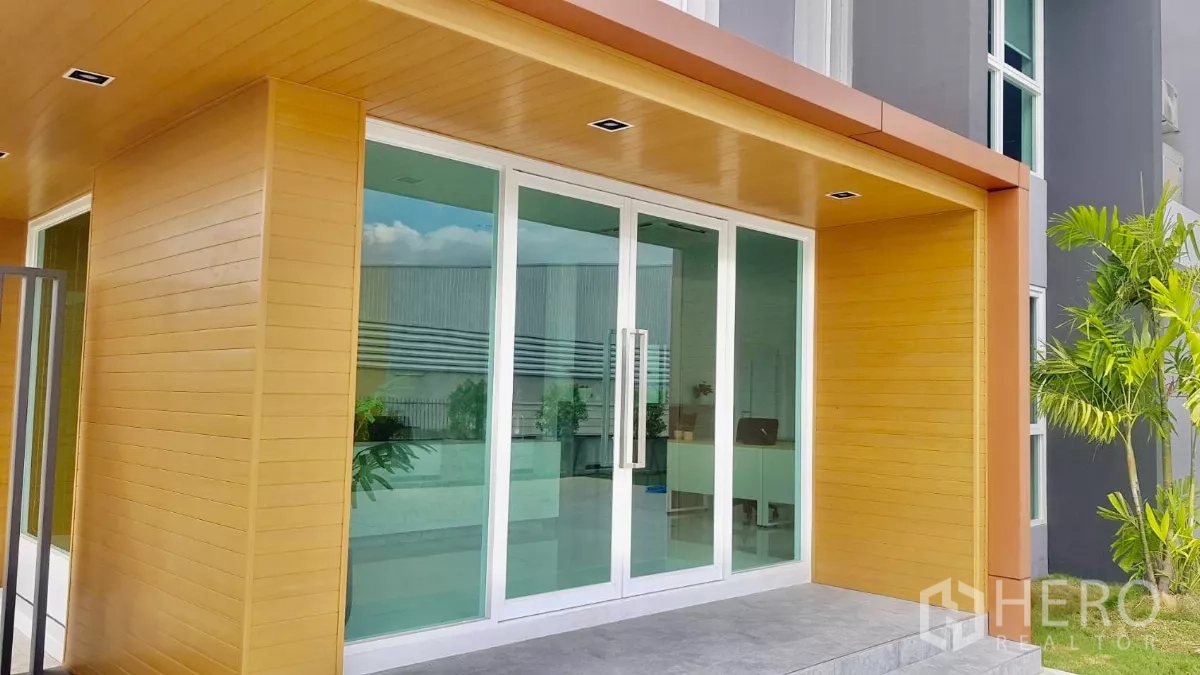 คลังสินค้า ขายในLam Luk Ka, Pathum Thani - ทางเข้าอาคารประตูกระจกบานสไลด์ ใต้กันสาดลายไม้