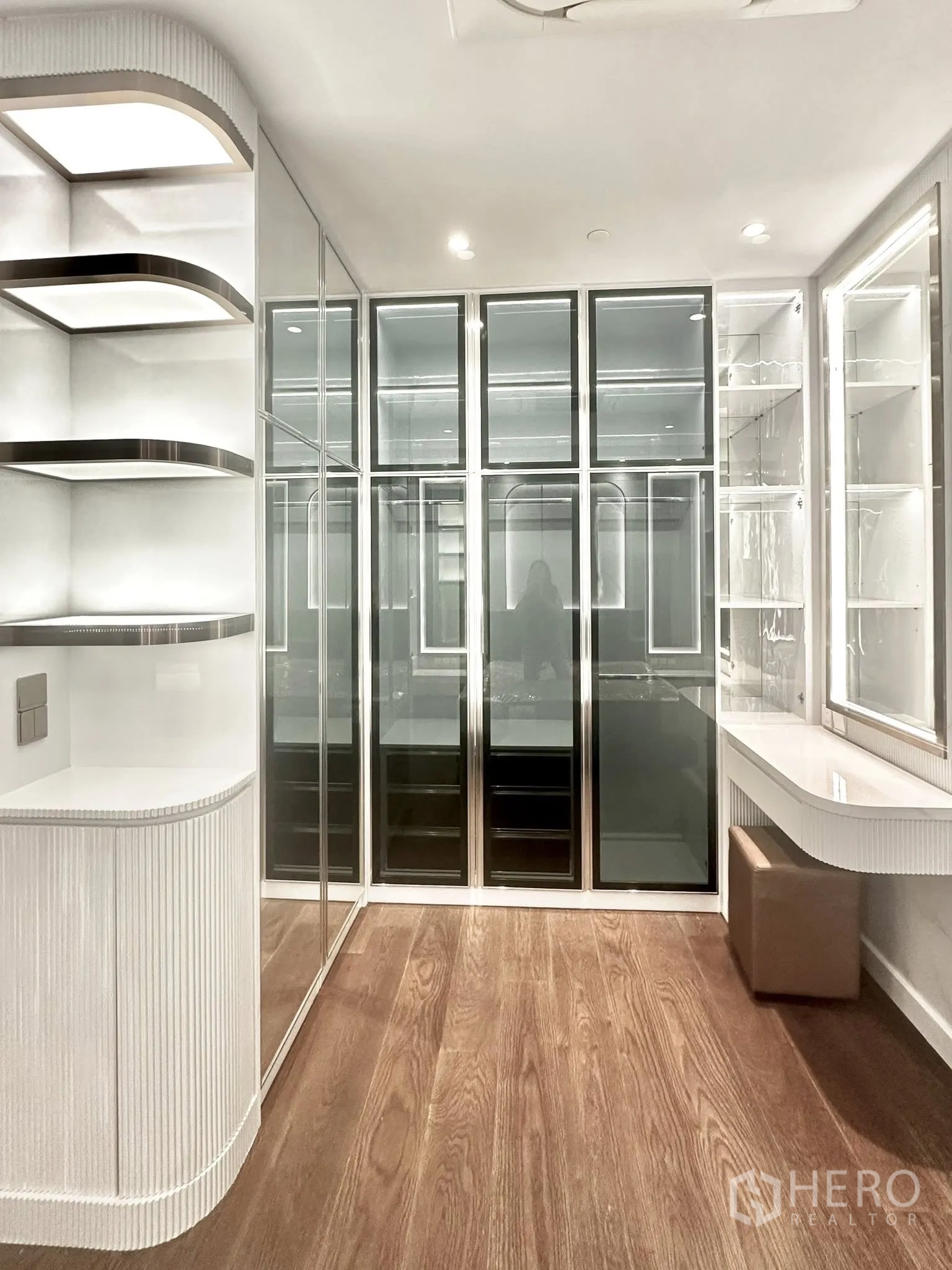 คอนโด for rent in Sathon, Bangkok - ตู้เสื้อผ้าสูงจรดเพดานบานกระจกเรียงตลอดผนังบนพื้นไม้