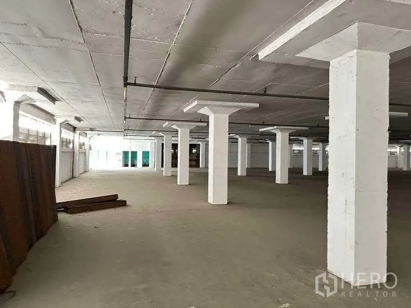 Factory for rent in Mueang Samut Prakan, Samut Prakan - Open-plan production floor with many support columns and strip windows for daylight.