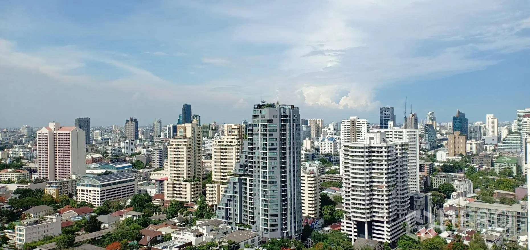 คอนโด ให้เช่าในWatthana, Bangkok - วิวสกายไลน์กรุงเทพฯ มุมสูง เห็นอาคารสมัยใหม่และท้องฟ้าสีคราม