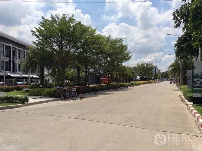 Townhouse for rent in Wang Thonglang, Bangkok - Tree-lined internal road of the townhouse community with wide sidewalks.