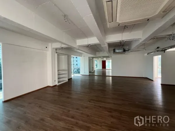 零售空间 出租在Watthana, Bangkok - 通透开间零售空间，木地板、外露天花与大面积采光窗。