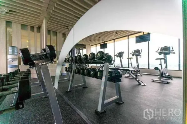 คอนโด ให้เช่าในKhlong Toei, Bangkok - ฟิตเนสทันสมัย มีดัมเบลและเครื่องคาร์ดิโอพร้อมวิวเมือง