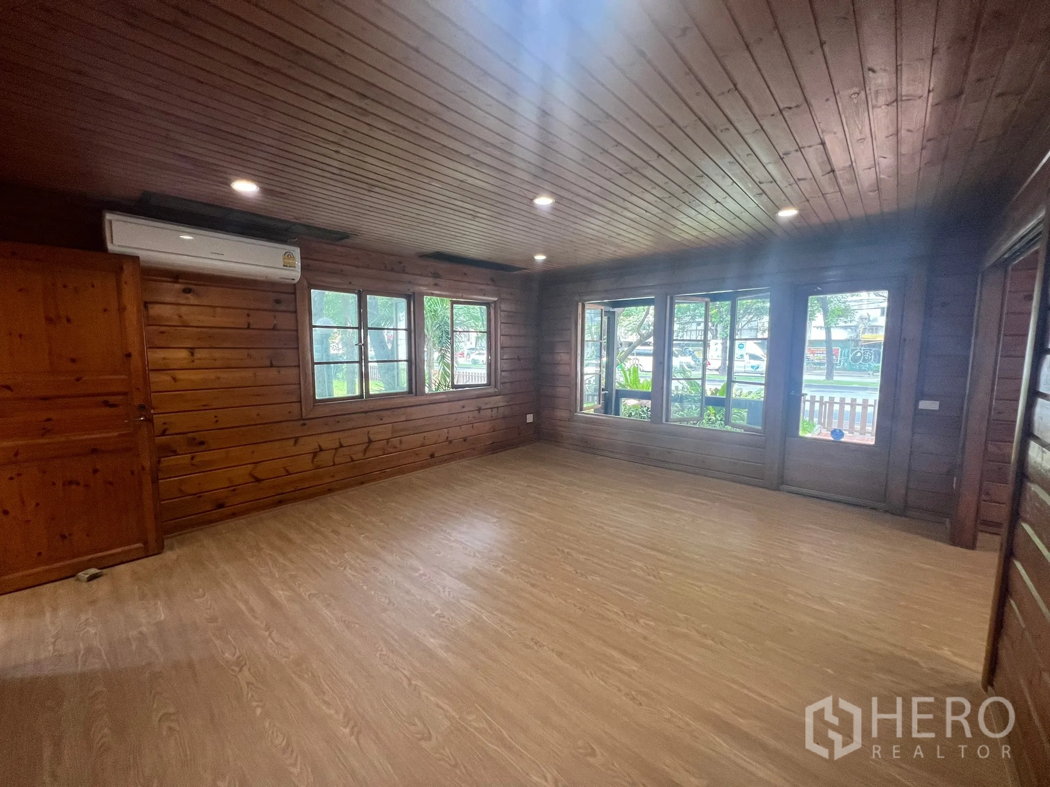 สำนักงานที่บ้าน ให้เช่าในSuan Luang, Bangkok - พื้นที่ทำงานเปิดโล่ง ผนังไม้ มีหน้าต่างบานใหญ่และเครื่องปรับอากาศ