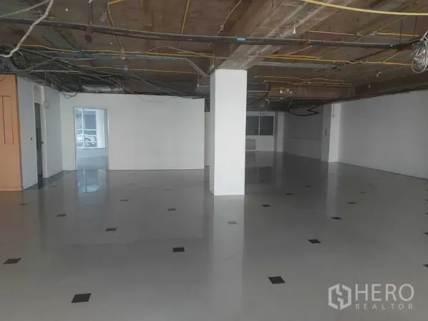 零售空间 出租在Pathum Wan, Bangkok - 大开间零售楼层，带柱子与外露管线天花，便于二次装修。