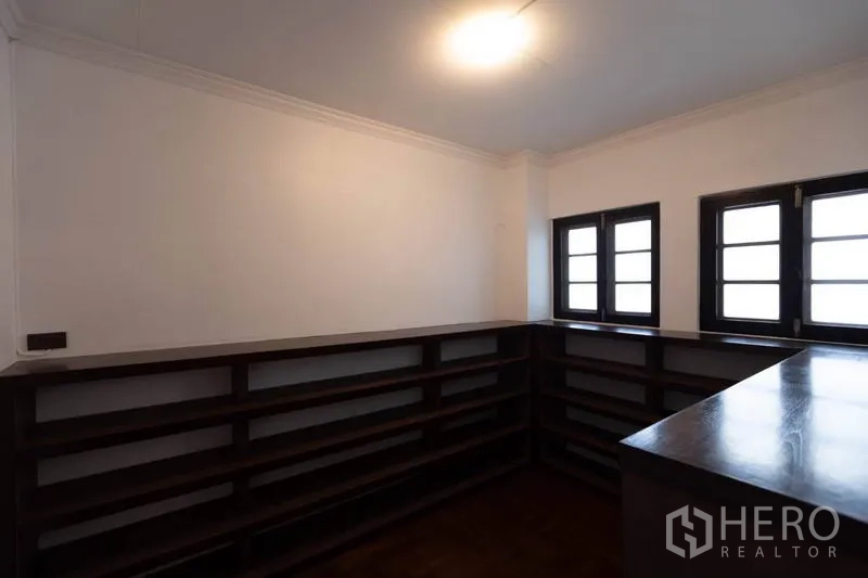 Detached House for rent in Pathum Wan, Bangkok - Quiet study or library room with wraparound built-in wooden shelves.