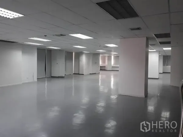 สำนักงาน ให้เช่าในHuai Khwang, Bangkok - โซนทำงานกว้าง มีเสากลาง ผนังสีขาว ไฟฟลูออเรสเซนต์สว่าง