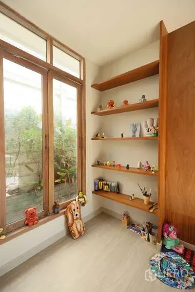 独立式住宅 出租在Lat Phrao, Bangkok - 明亮角落，落地木框窗与内置展示层架