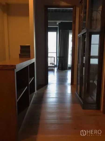 ทาวน์เฮาส์ ขายในWang Thonglang, Bangkok - โถงชั้นบนพื้นไม้ มีชั้นวางของ และประตูสู่ห้องที่มีระเบียง