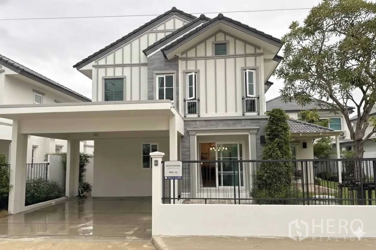 独栋房屋 for rent in Bang Phli, Samut Prakan - 两层独立屋外观，围栏庭院与有顶车棚。