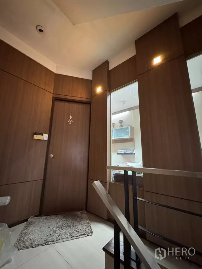 店屋 出租在Bang Rak, Bangkok - 小平台，木质墙面与带灯展示壁龛和房门。