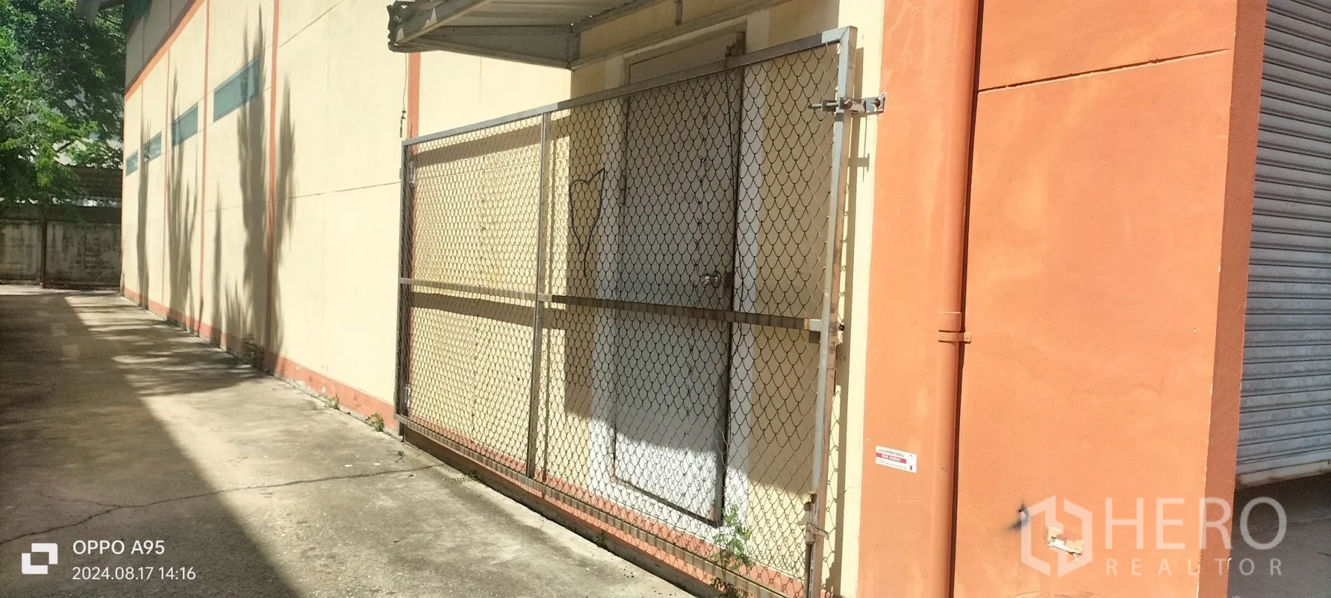 โรงงาน ให้เช่าในKhlong Luang, Pathum Thani - ทางเข้า-ออกด้านข้าง พร้อมรั้วตาข่าย กันสาด และพื้นคอนกรีตกว้าง