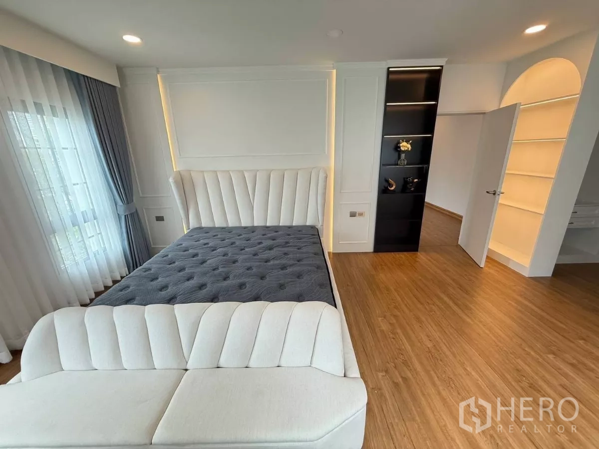 Detached House for rent in Bang Phli, Samut Prakan - Master suite showing bed, black display shelving and arched built-in shelves.