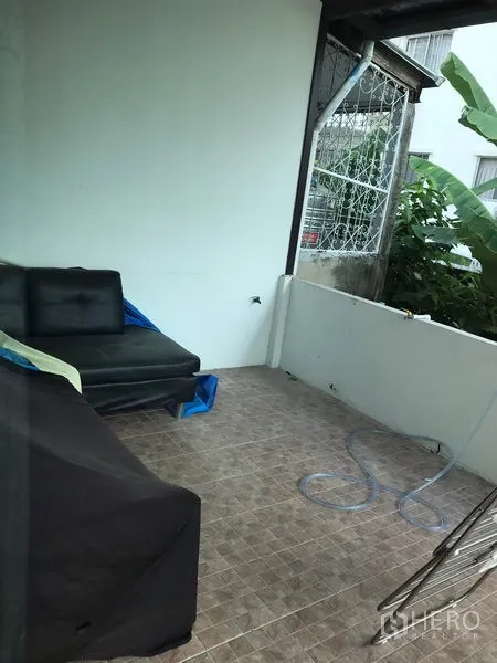 ทาวน์เฮาส์ ให้เช่าหรือขายในPhra Khanong, Bangkok - ระเบียงมีหลังคา พื้นกระเบื้อง กำแพงเตี้ย พร้อมที่นั่ง มองเห็นต้นไม้