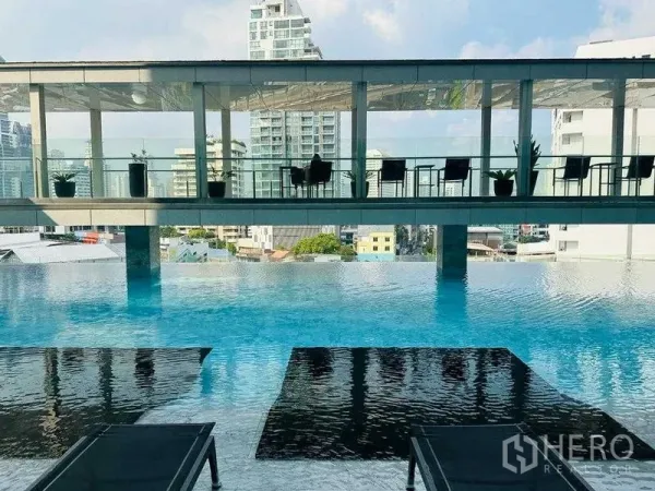 คอนโด ให้เช่าในKhlong Toei, Bangkok - สระว่ายน้ำอินฟินิตี้พร้อมเตียงอาบแดด และศาลาลอยฟ้าชมวิวเมือง