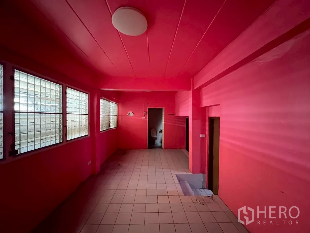 อาคารพาณิชย์ ให้เช่าในWatthana, Bangkok - ห้องอเนกประสงค์พื้นกระเบื้อง หน้าต่างลูกกรง ประตูเข้าห้องน้ำ