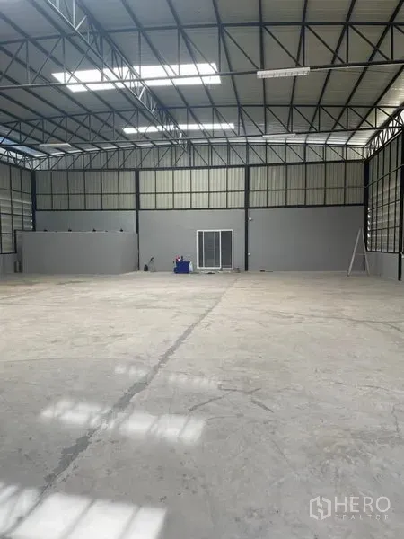 货栈 出租在Saphan Sung, Bangkok - 开放式仓库，高挑屋顶，平整混凝土地面，内置玻璃办公室。