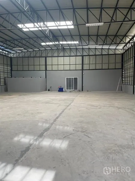 货栈 出租在Saphan Sung, Bangkok - 开放式仓库，高挑屋顶，平整混凝土地面，内置玻璃办公室。