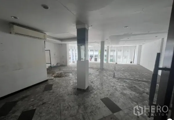 พื้นที่ขายปลีก ให้เช่าในKhlong Toei, Bangkok - พื้นที่ค้าปลีกแบบเปิดโล่ง เพดานสีขาว มีเสาและผนังกระจกสูงเต็มบาน