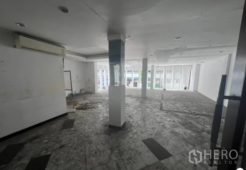 พื้นที่ขายปลีก ให้เช่าในKhlong Toei, Bangkok - พื้นที่ค้าปลีกแบบเปิดโล่ง เพดานสีขาว มีเสาและผนังกระจกสูงเต็มบาน