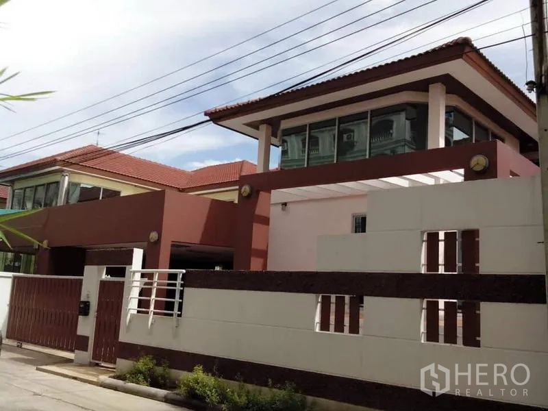 独立式住宅 出租在Phra Khanong, Bangkok - 现代两层独栋住宅，红瓦屋顶，带围墙与有顶车位。