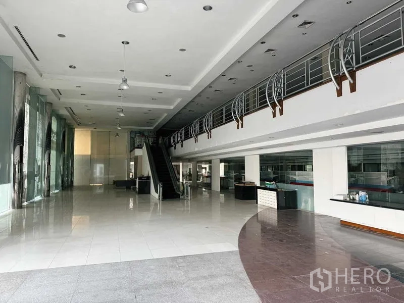 展厅 出租在Min Buri, Bangkok - 挑高展示大厅，中央自动扶梯与夹层栏杆。