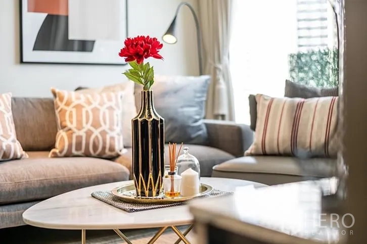 คอนโด ให้เช่าในBang Rak, Bangkok - แจกันดอกไม้สีแดงบนโต๊ะหินอ่อนในห้องนั่งเล่น