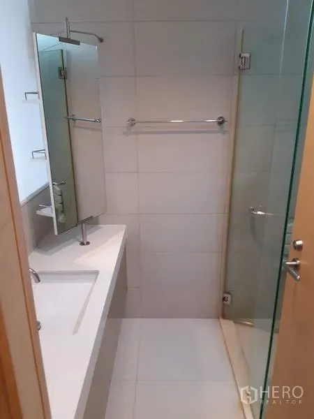 คอนโด ให้เช่าในKhlong Toei, Bangkok - ห้องน้ำสะอาด เคาน์เตอร์อ่างล้างหน้า กระจก และห้องอาบน้ำกระจก