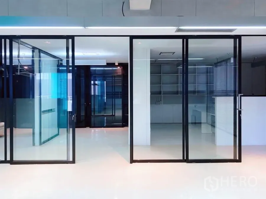 สำนักงาน ให้เช่าในPhaya Thai, Bangkok - ประตูกระจกกรอบดำแบบบานเลื่อน แบ่งห้องประชุมและโซนทำงานในออฟฟิศมินิมอล