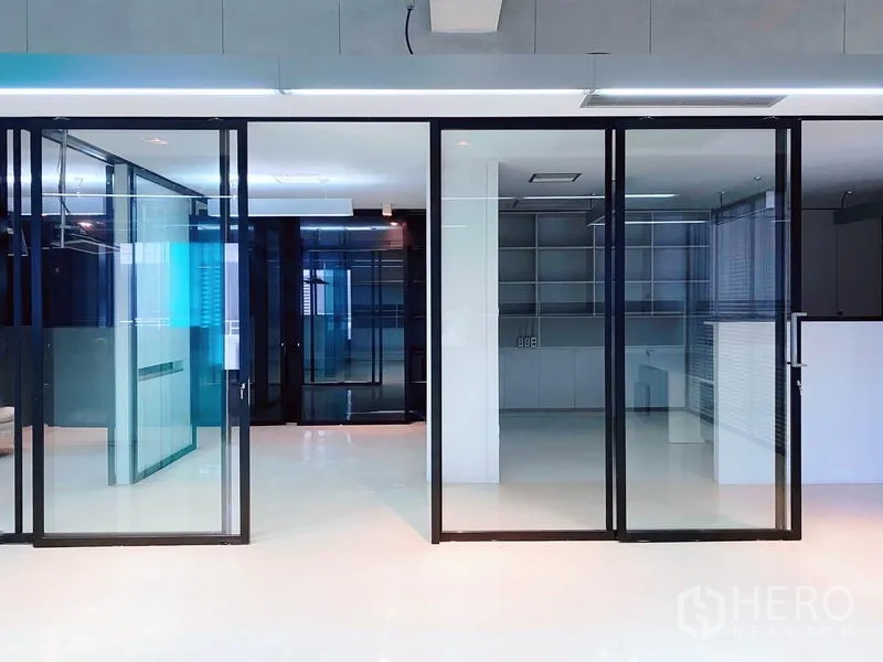 สำนักงาน ให้เช่าในPhaya Thai, Bangkok - ประตูกระจกกรอบดำแบบบานเลื่อน แบ่งห้องประชุมและโซนทำงานในออฟฟิศมินิมอล
