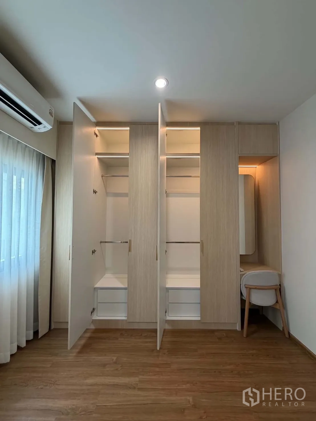 联排别墅 for rent in Bang Phli, Samut Prakan - 卧室内置开放式衣柜、梳妆台与空调。