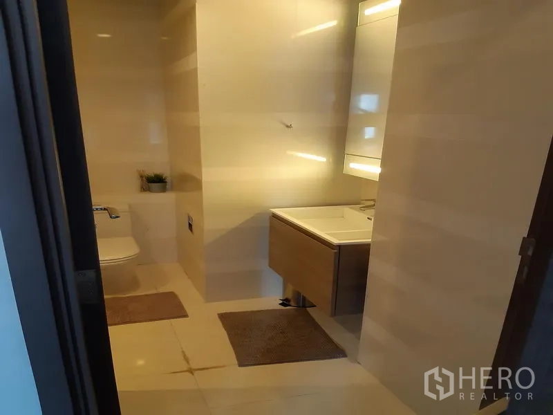 คอนโด ให้เช่าในKhlong Toei, Bangkok - ห้องน้ำสมัยใหม่ เคาน์เตอร์ลอย กระจกบานใหญ่ และกระเบื้องโทนอ่อน