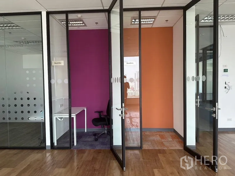 สำนักงาน ให้เช่าในRatchathewi, Bangkok - บูธคุยโทรศัพท์และห้องโฟกัสสีสันสดใสพร้อมประตูกระจก