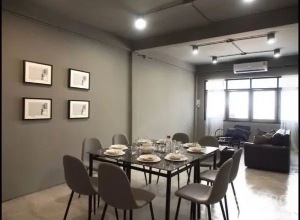 สำนักงานที่บ้าน ให้เช่าในPhra Khanong, Bangkok - พื้นที่รับประทานอาหารและนั่งเล่นแบบเปิดโล่ง หน้าต่างบานใหญ่ ไฟเพดาน และเครื่องปรับอากาศ