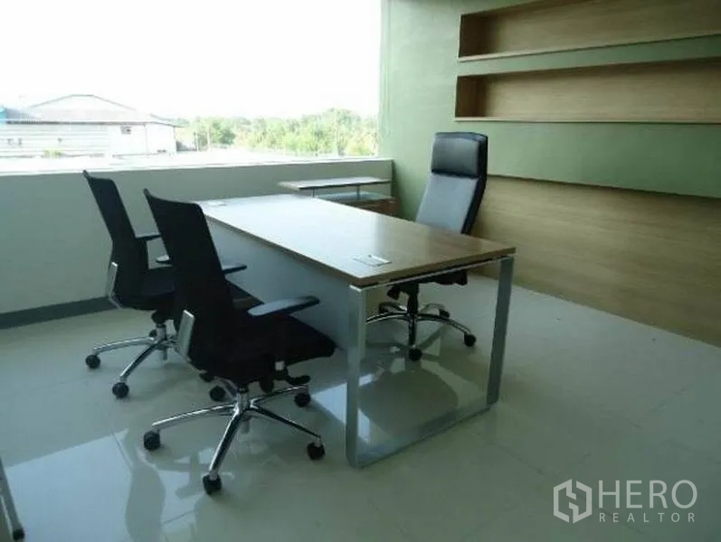 工厂 出租或出售在Wang Noi, Phra Nakhon Si Ayutthaya - 行政办公室，配办公桌、转椅和大窗户。
