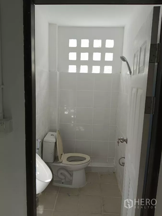 คลังสินค้า ให้เช่าในBang Phli, Samut Prakan - ห้องน้ำอีกห้องพร้อมช่องระบายอากาศ โถสุขภัณฑ์และสายชำระ