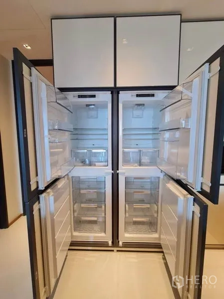 公寓 出租在Khlong Toei, Bangkok - 内嵌双开门冰箱，打开展示充裕储物空间。