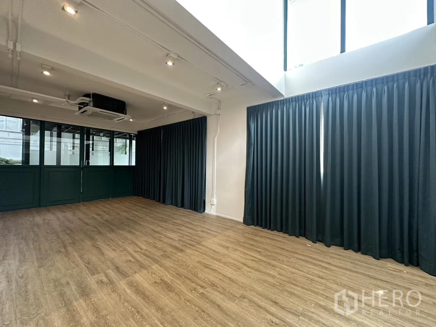 สำนักงานที่บ้าน ให้เช่าหรือขายในPhra Khanong, Bangkok - พื้นที่ประชุมโล่ง โปร่งด้วยหน้าต่างสูง ม่านทึบ และพื้นไม้