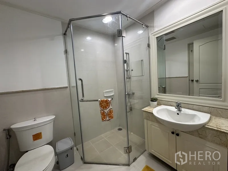 公寓 出租 - 次卫设玻璃淋浴间、盥洗台与马桶，干湿分离