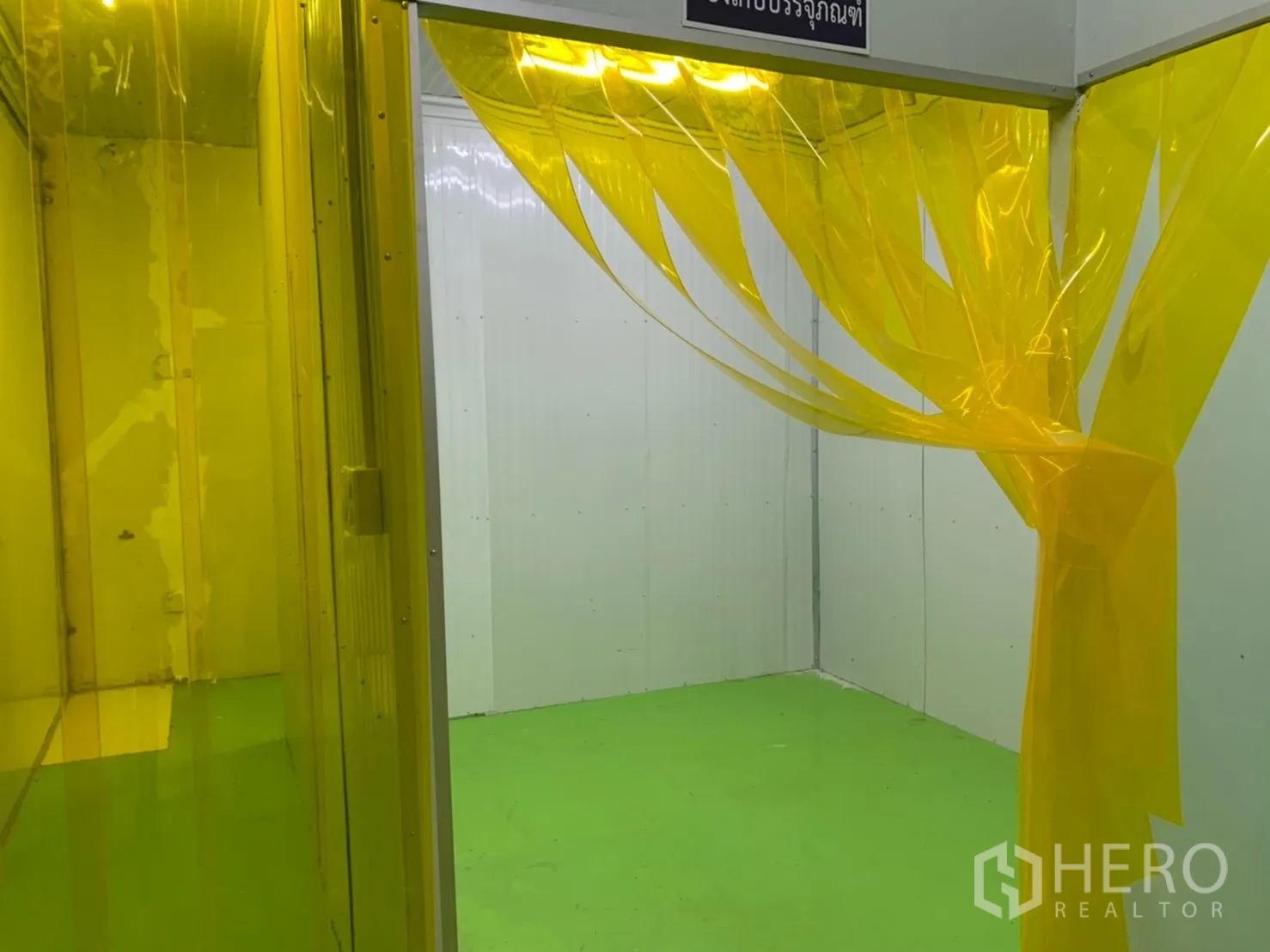 โรงงาน for rent in Khlong Luang, Pathum Thani - โซนคลีนรูมพร้อมม่าน PVC สีเหลือง พื้นอีพ็อกซีสีเขียว และผนังแผ่นพาเนลสีขาว