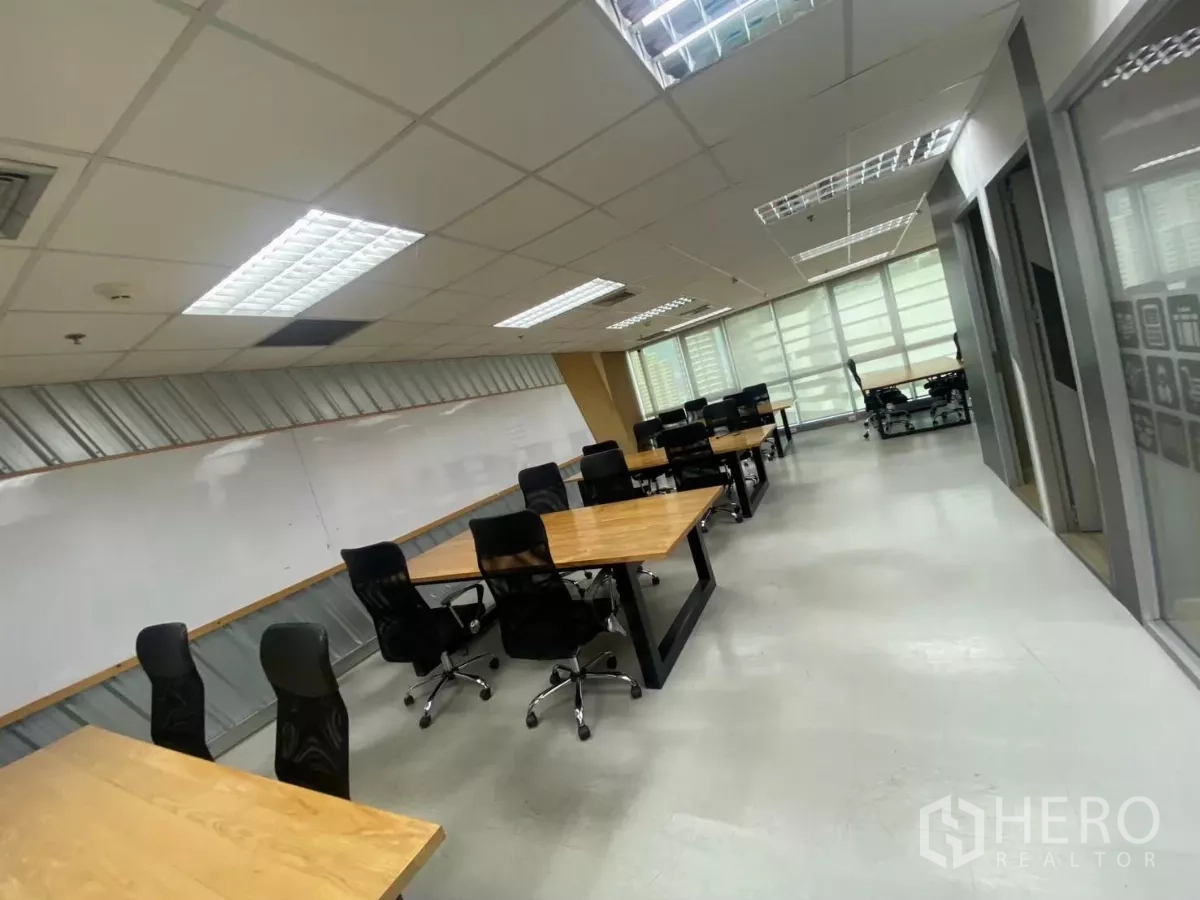 สำนักงาน ให้เช่าในWatthana, Bangkok - สำนักงานแบบเปิดกว้าง หลายโต๊ะทำงาน ผนังไวท์บอร์ดยาว และมู่ลี่หน้าต่าง