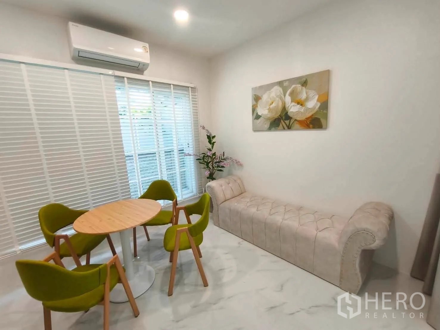 Detached House for rent in Bang Phli, Samut Prakan - Small dining corner with round table, four green chairs, and chaise lounge.