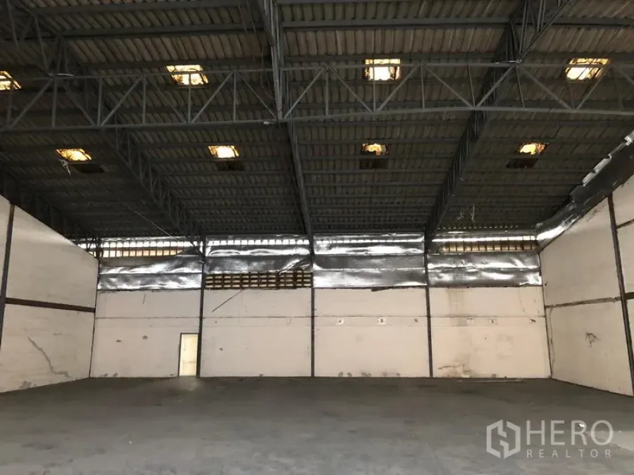 货栈 出租在Bang Phli, Samut Prakan - 开放式仓库空间，屋顶采光窗与沿檐通风带。