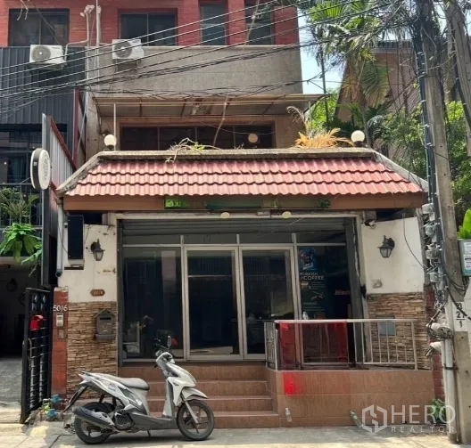 สำนักงานที่บ้าน ให้เช่าในWatthana, Bangkok - ด้านหน้าอาคารหลายชั้นบนซอยเงียบในทองหล่อ มีบันไดและชานพักเล็ก